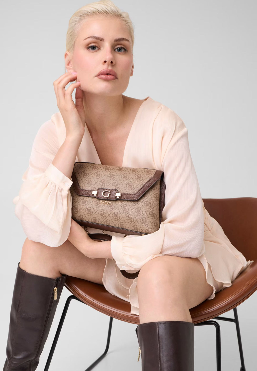 Guess Taske med klap Lindsey Latte Logo