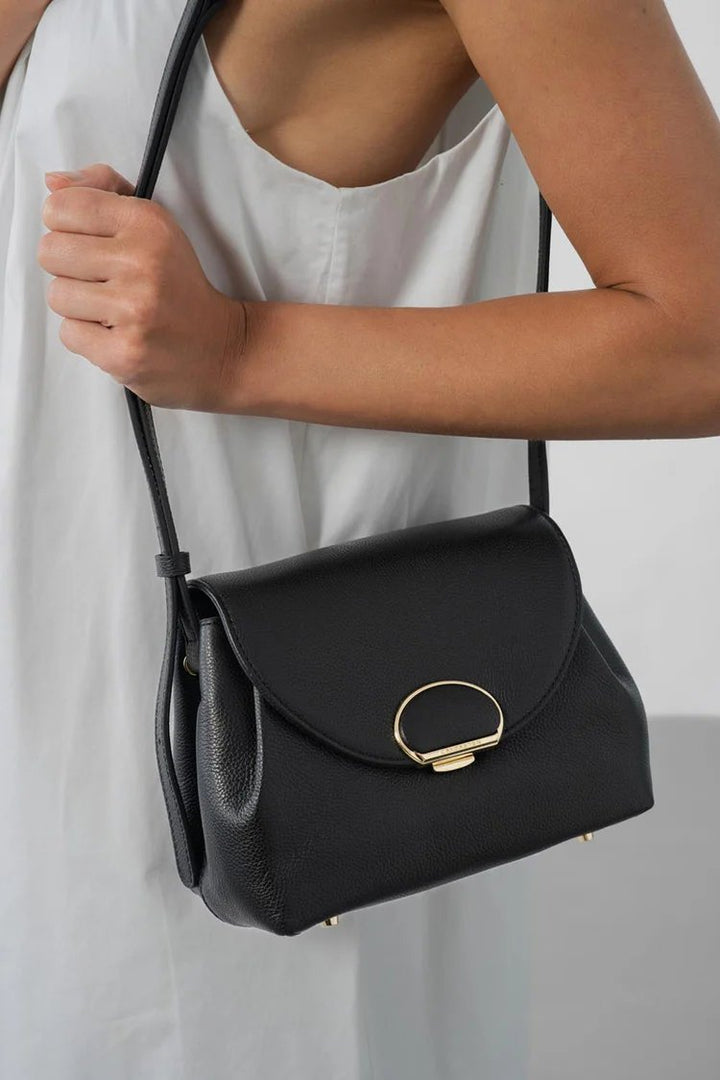 Lancaster Trotteur-Tasche mit Klappe und Metallverschluss S Milano Pia Schwarz