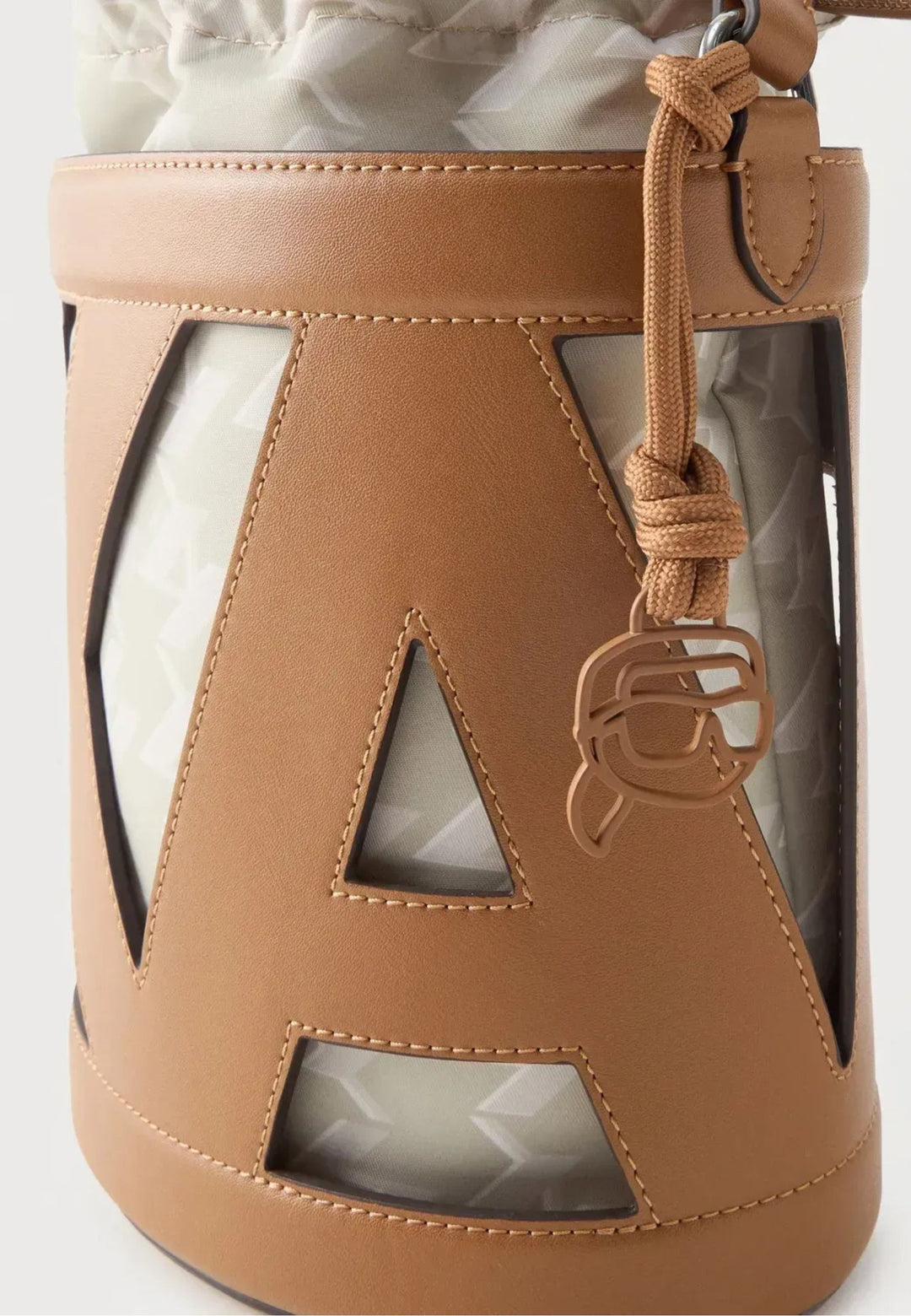 Karl Lagerfeld Ikon Monogram hinkväska kräm