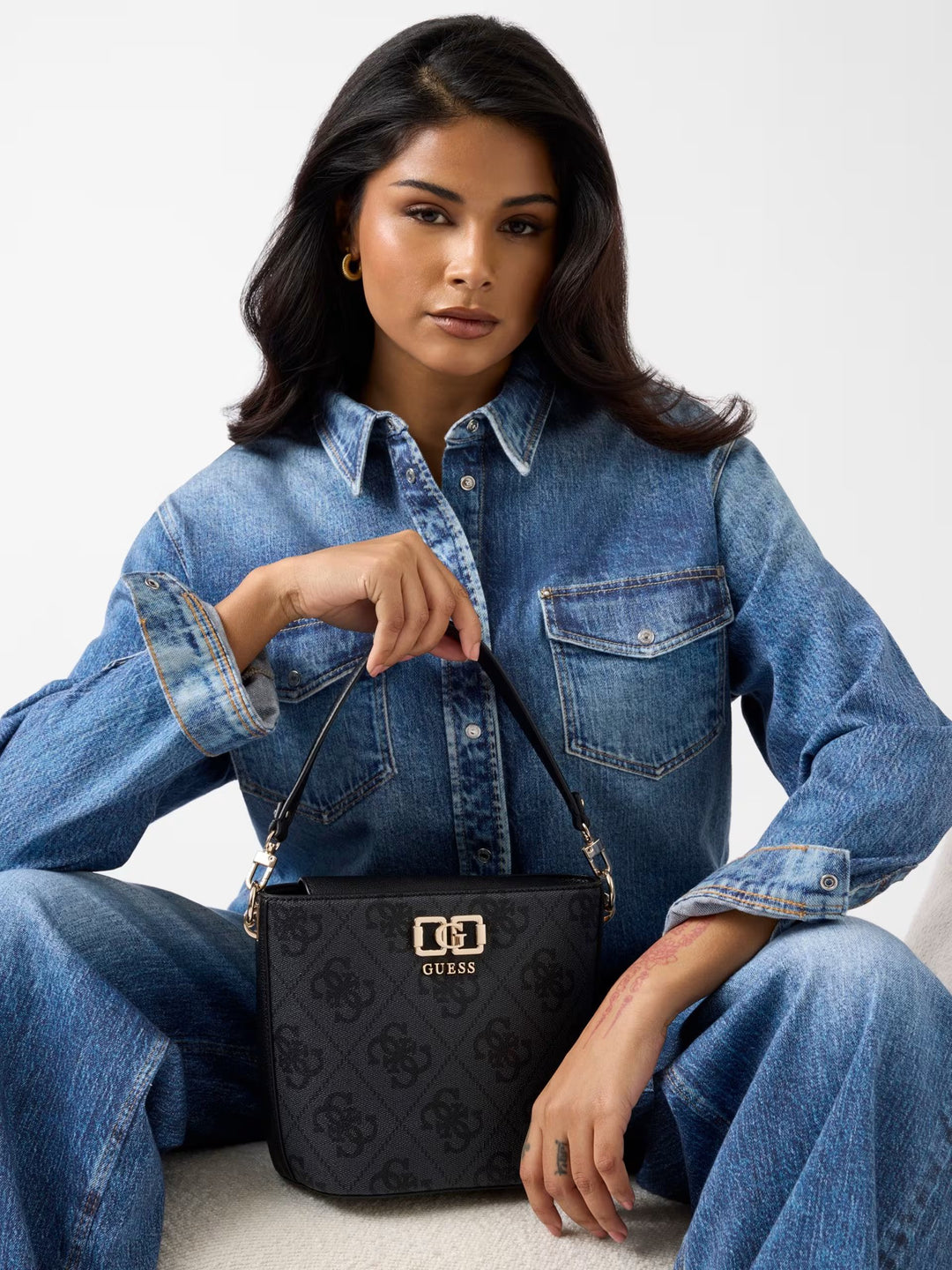 Guess Kabelka Karnilla Logo Bucket Coal Logo