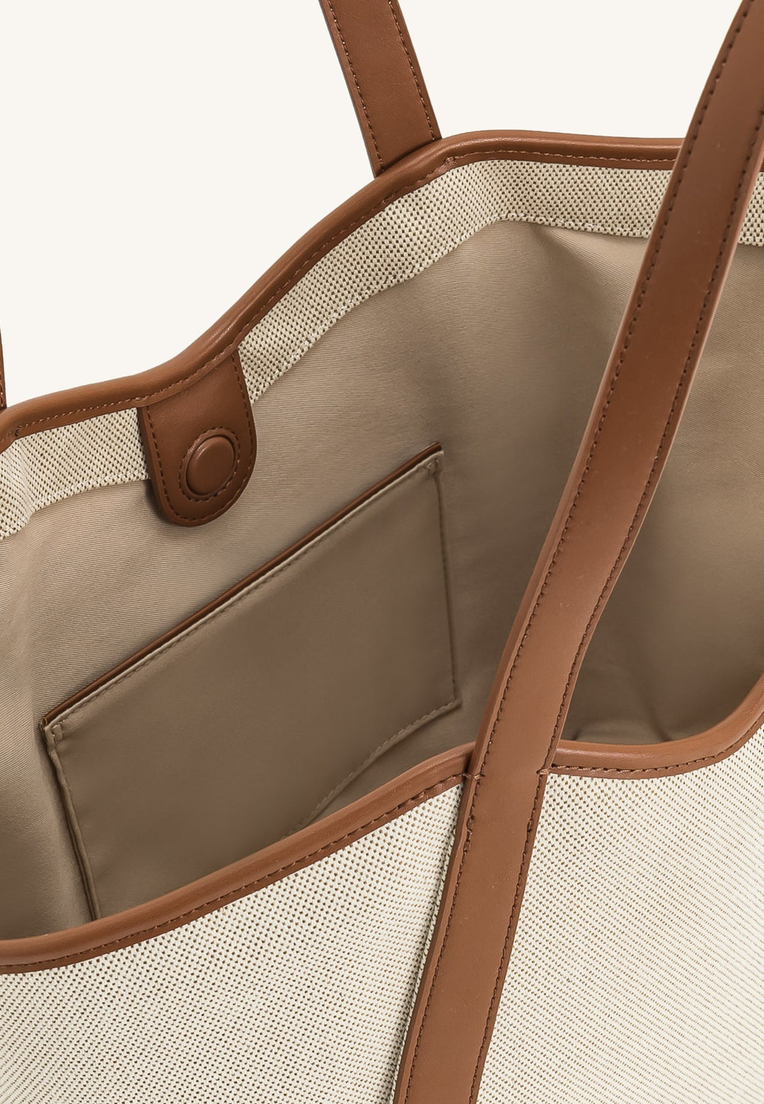 Intérieur du cabas JW PEI Kiana en toile marron avec poche plaquée et bouton pression