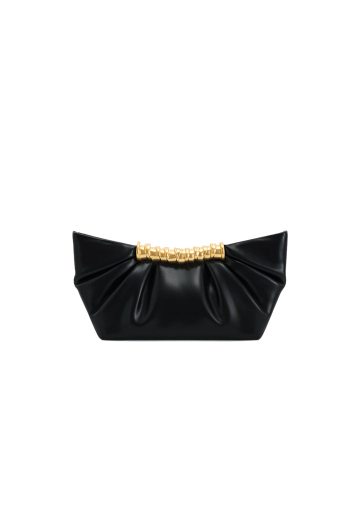 Pochette JW PEI Leia noire, vue 3/4, avec une fermeture zippée dorée et un effet plissé