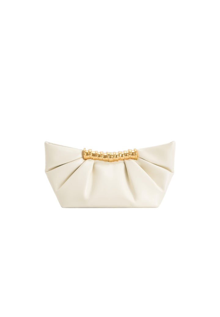 Pochette JW PEI Leia blanche avec fermoir doré texturé, portée à la main.